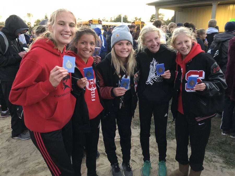 The+top+five+girls+from+St.+Louis+pose+with+their+well-deserved+medals.+From+left+to+right%3A+Libby+Munderloh%2C+Sela+Delgado%2C+Brook+Filipiak%2C+Mikenna+Borie%2C+and+Mikaila+Borie.