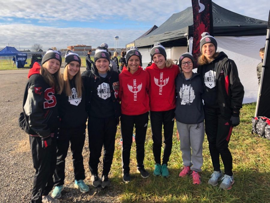 St. Louis cross country team poses for a photo.