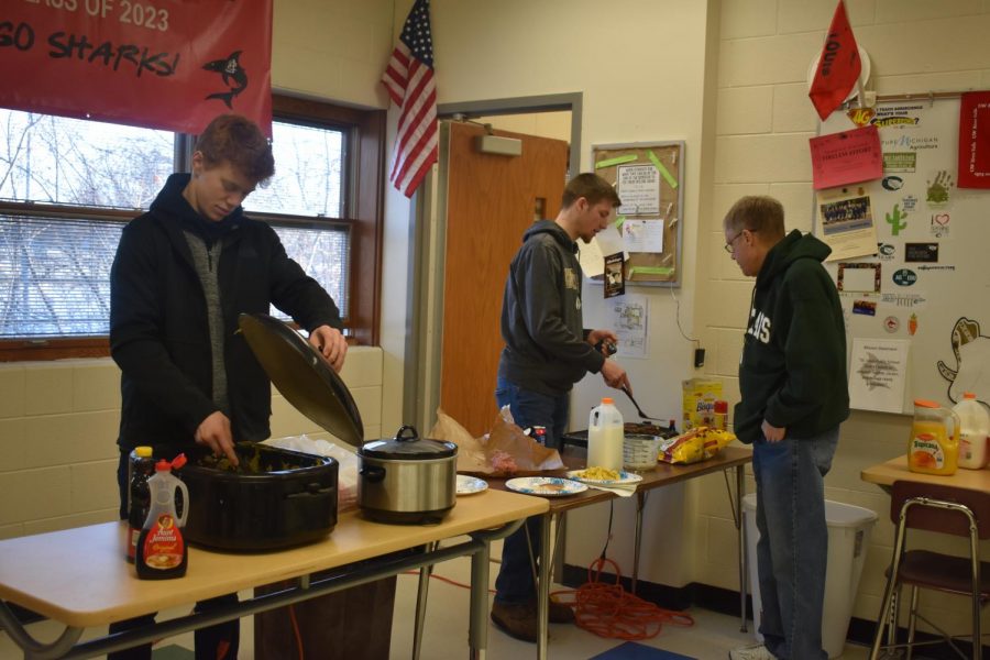 A+few+FFA+members+cook+breakfast+in+Mr.+Bernias+room+during+spirit+week.