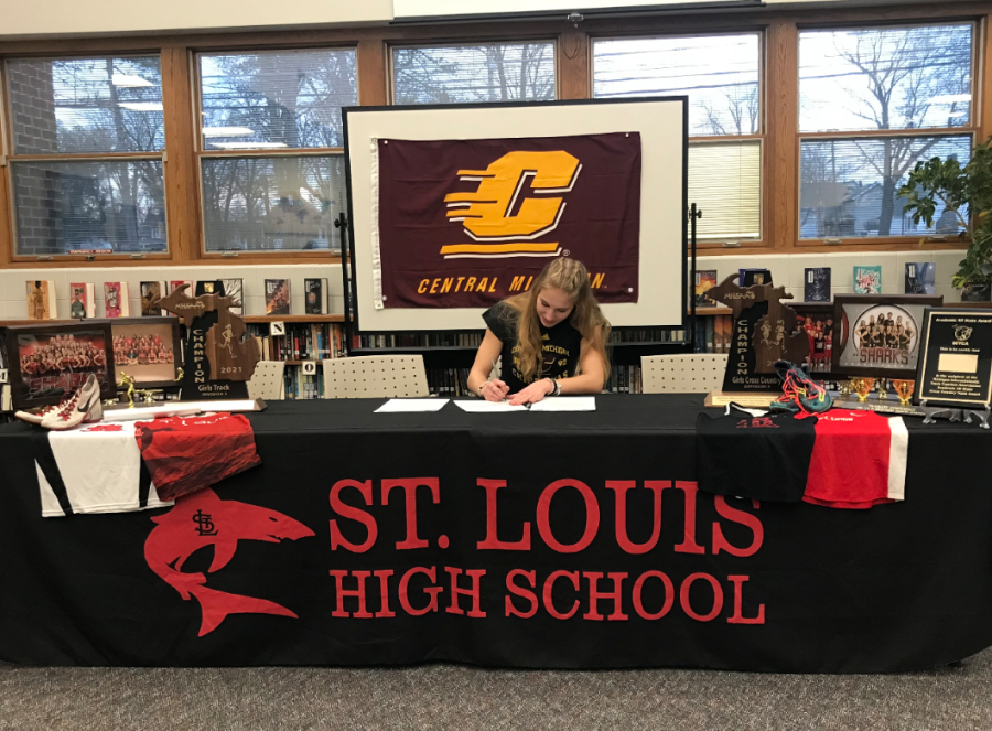This picture highlights Senior Elizabeth Munderloh signing with her future college at Central Michigan University. 