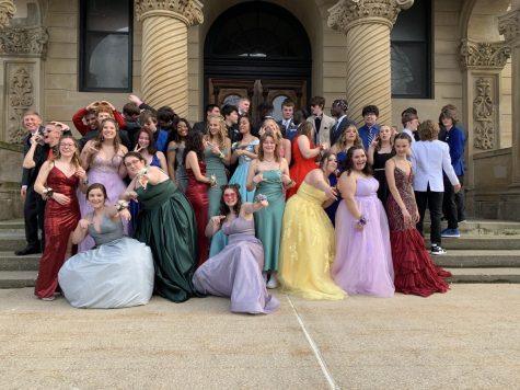 The class of 2022 poses for prom pictures.