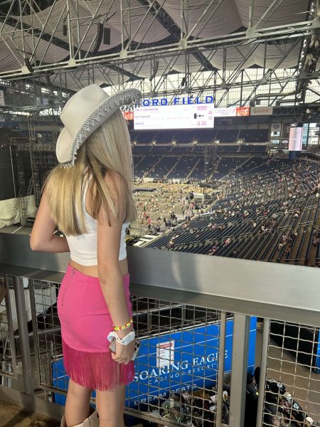 Freshman Kenzie Davidson looks out over the crowd before her Taylor Swift experience!