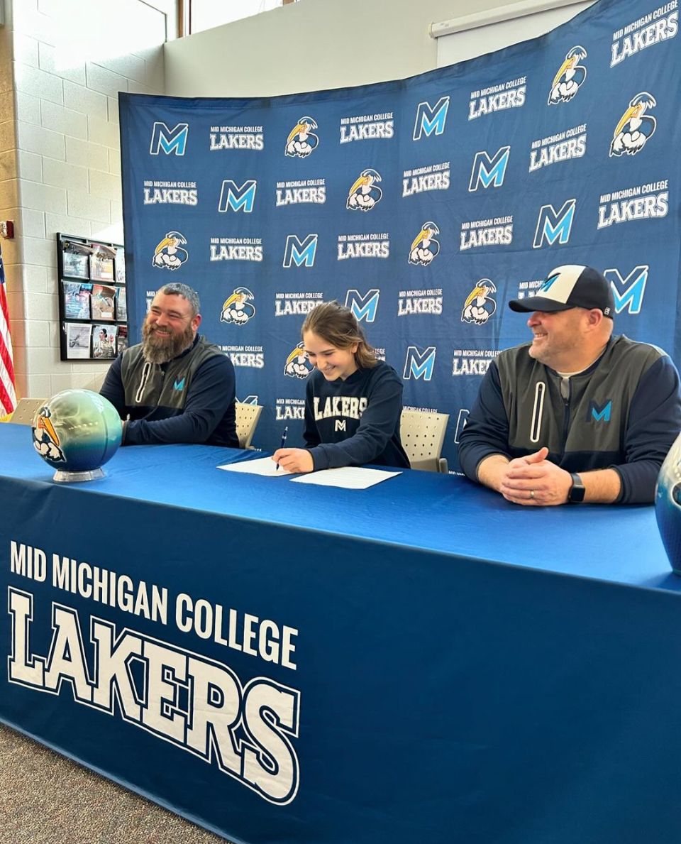 Senior Lilly Massaway signs to Mid Michigan College to continue her bowling career.