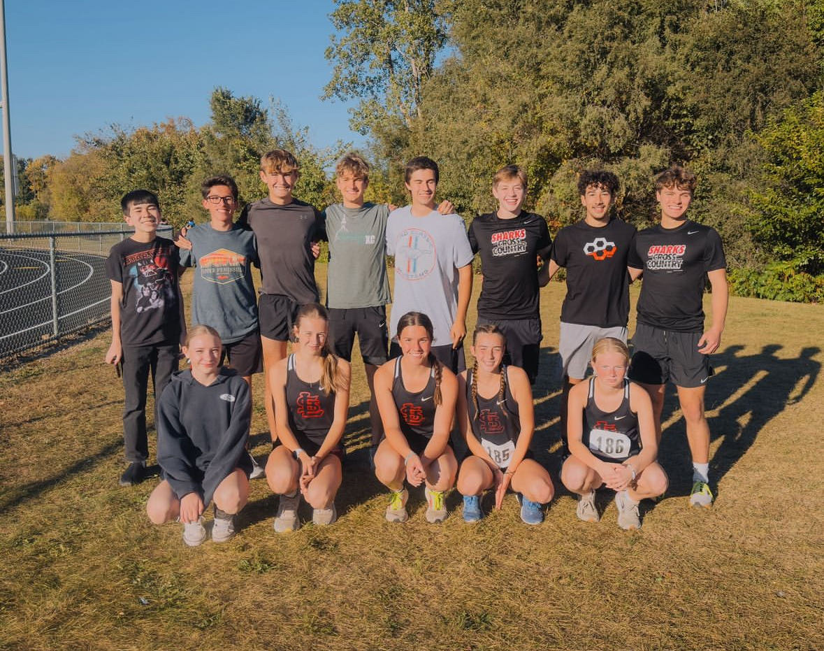 The cross country teams pose for a photo before preparing to take off in their races!