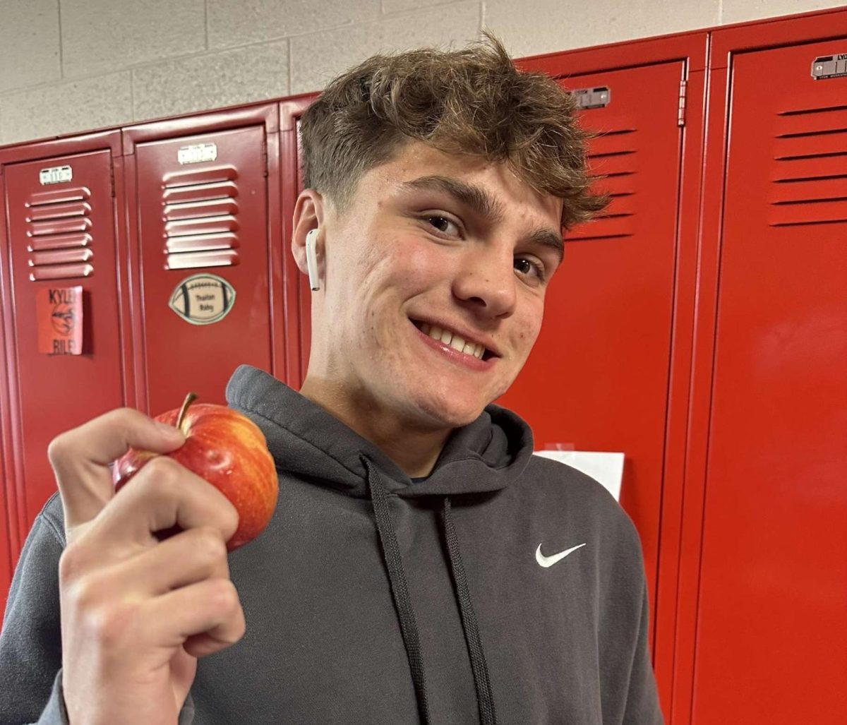 Junior Hayden Shattuck indulges in a tasty apple.