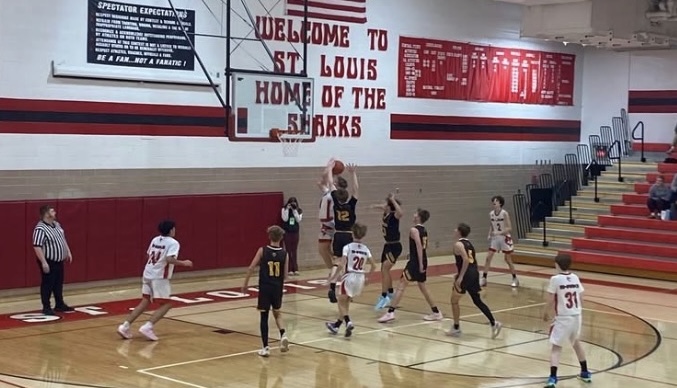 St. Louis' Basketball team takes to the court!