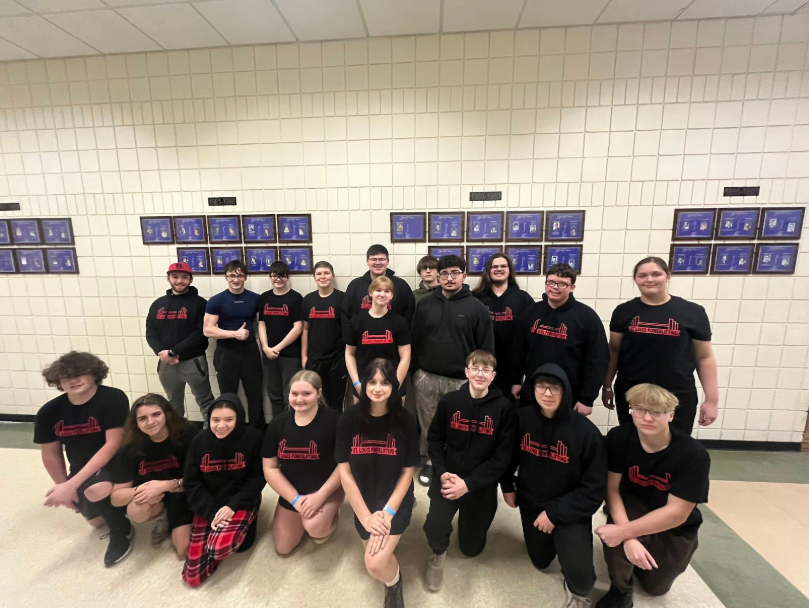 St. Louis' Powerlifting team pose for a photo!